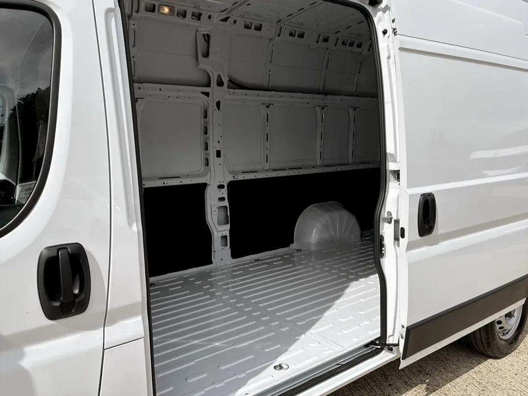 2026 Peugeot Boxer 2.2 BlueHDi 3.5t Heavy Professional Panel Van 5dr Diesel Manual L4 H3 Euro 6 (s/s) (140 ps) - Thumbnail 10