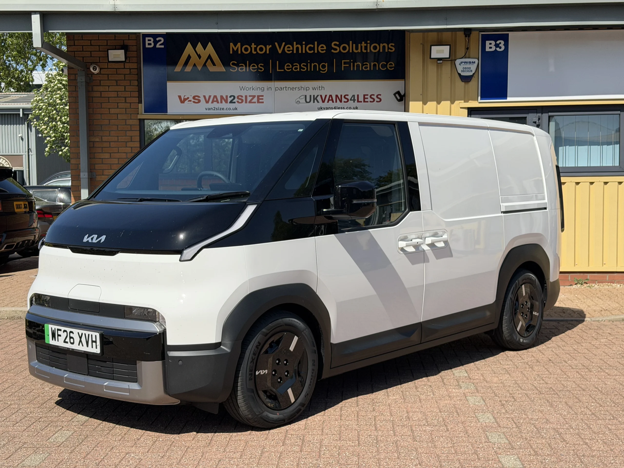 Hybrid vs Electric Vans: Which Is Right for You in the UK (2025 Comparison Guide)